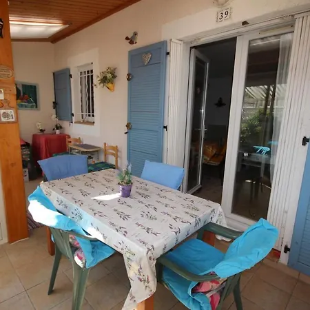 Belle Climatisee, 4 Couchages A 400 M De La 2 Terrasse D Angle Parking Dans Securisee Avec Piscine Commune Lrond39