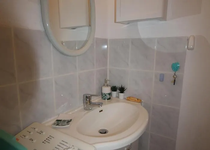 Villa Belle Climatisee, 4 Couchages A 400 M De La 2 Terrasse D Angle Parking Dans Securisee Avec Piscine Commune Lrond39 *